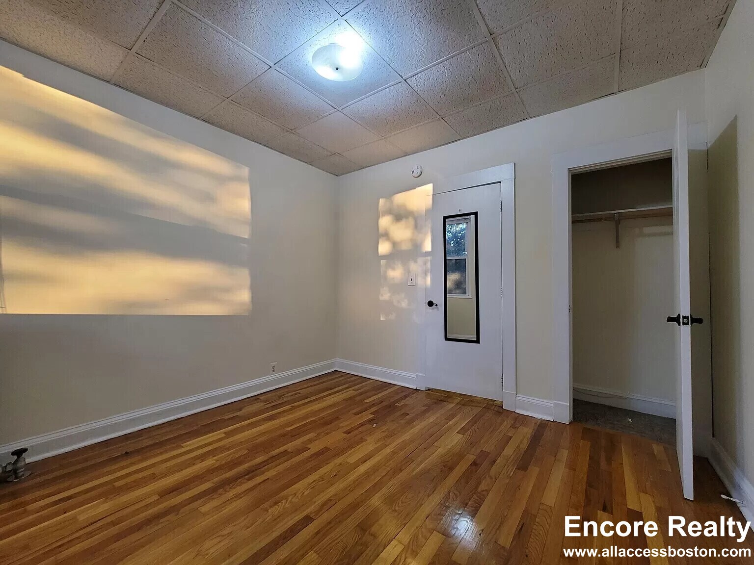 Building Photo - 364 Riverway