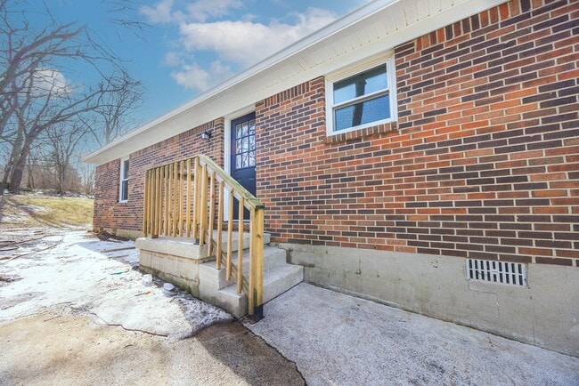 Building Photo - 140 Levy Rd