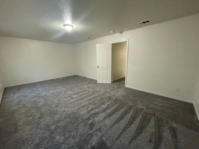 Building Photo - Victorville- Tanamera Home-  4 Bedrooms, 3...