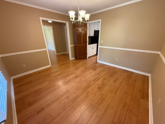 Building Photo - AVAILABLE NOW in Alice Drive Area!