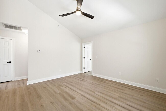 Building Photo - 215 Gardenview Ct NE