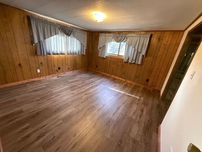 Building Photo - 4 Bed 2 Bath Home with 2 Car Garage, Large Private Fenced Yard. Lander, WY