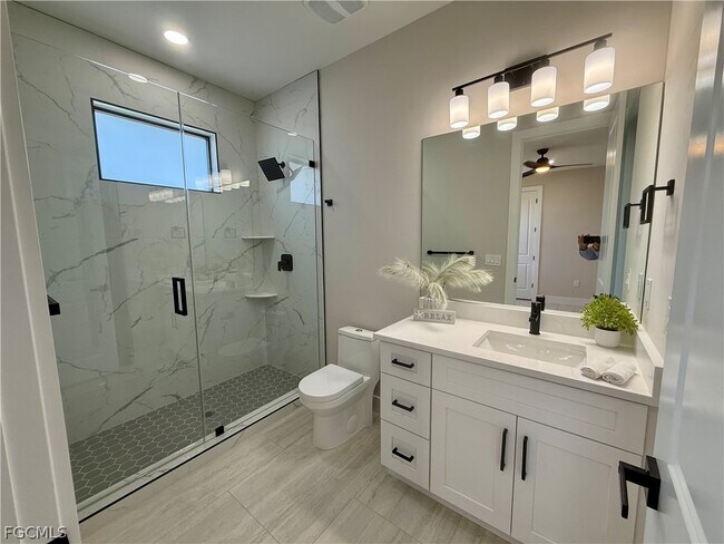 Building Photo - 102 NE 8th Pl