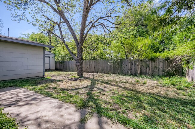 Building Photo - Beautifully updated Northwood home near No...