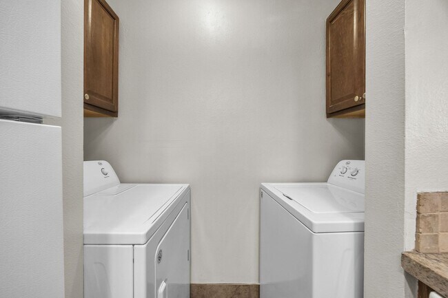 Building Photo - POWDERWOOD 1 BEDROOM