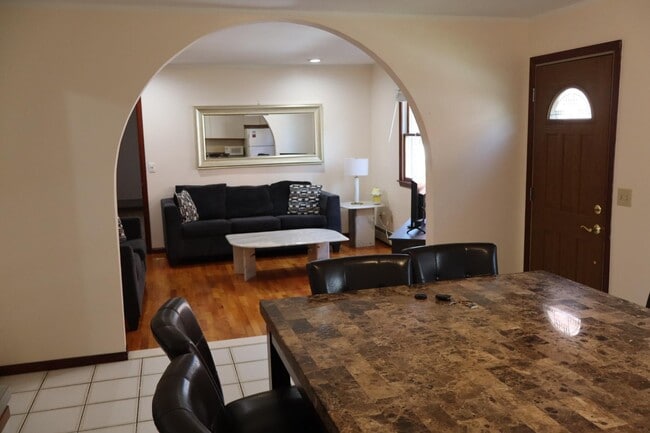 Building Photo - 17 Bronxville Ln