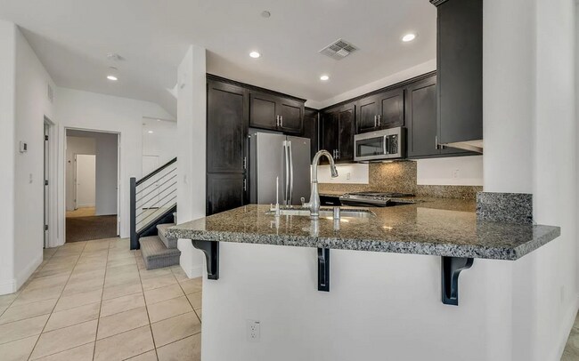 Building Photo - 3 bedroom | 3.5 bathroom | Davis Single Fa...