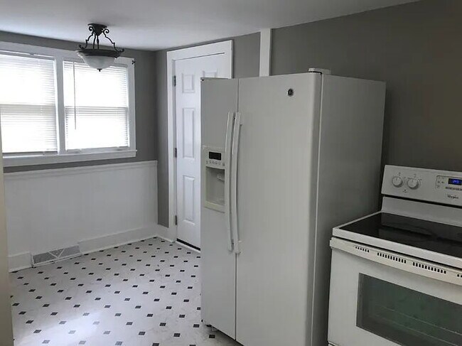 Building Photo - 18 Courtney St