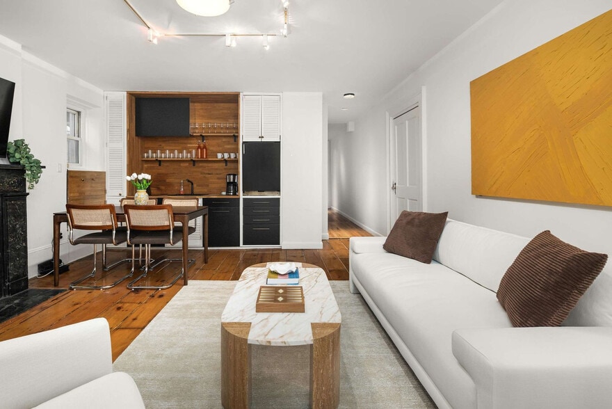 Building Photo - 3 E 9th St