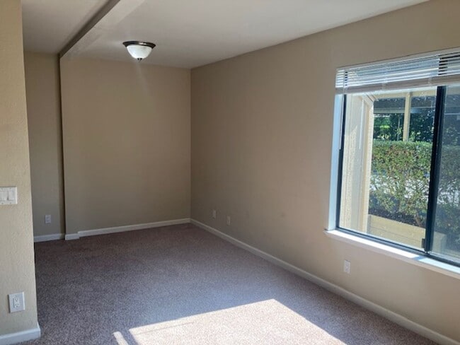 Building Photo - Great One Bedroom Condo in Monterey