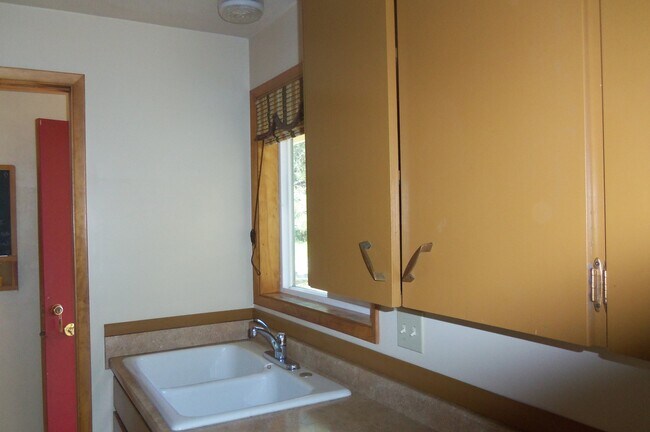 Building Photo - Charming home