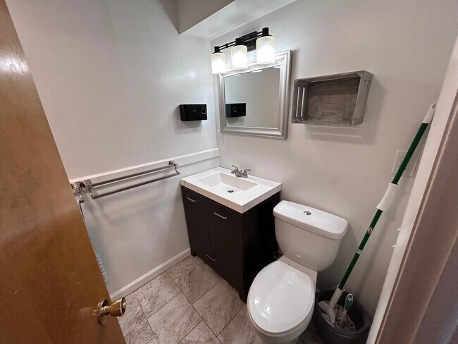 Building Photo - 2 School St