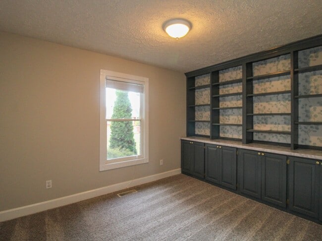 Building Photo - Spacious home!