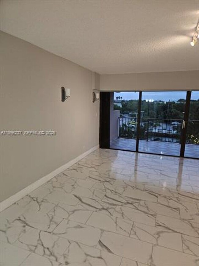 Building Photo - 1800 NE 114th St