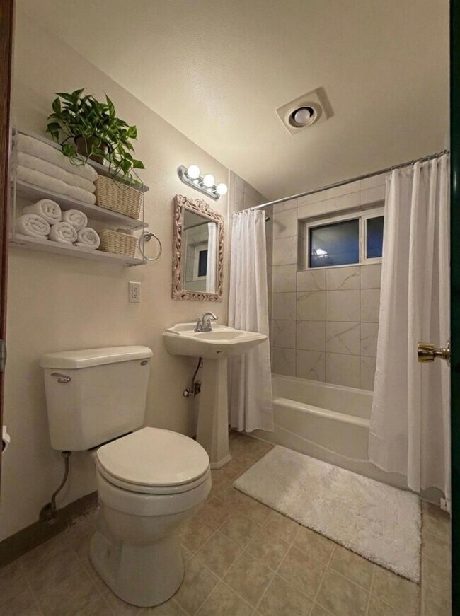 Building Photo - 808 Ryan Ave