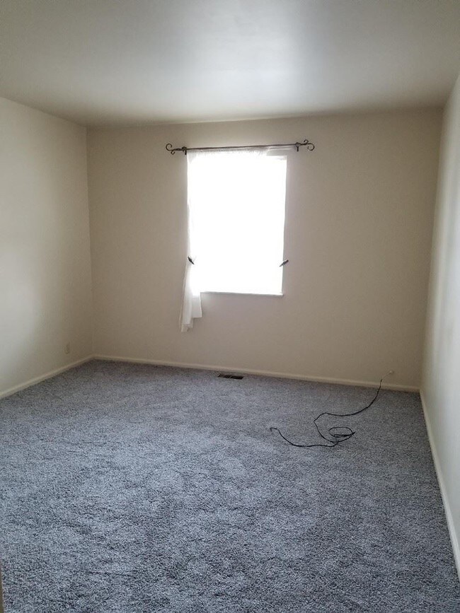 Building Photo - 3 br, 2 bath House - 13 Cresthill Dr. #30