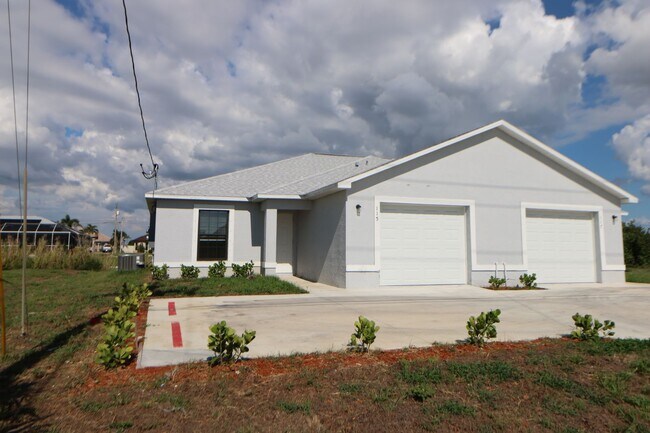 Building Photo - 3/2 Duplex newer waterfront