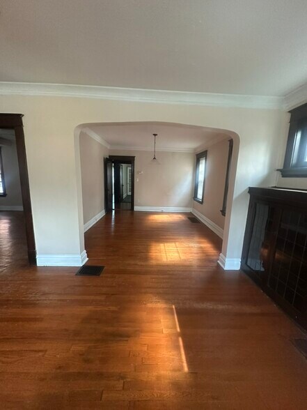 Ample sized Dining room - 5044 Bancroft Ave