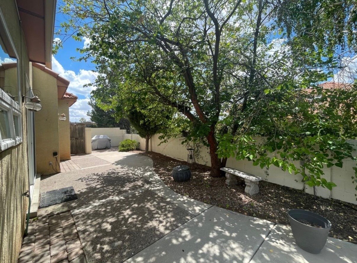 Building Photo - 6301 Puma Pl NE