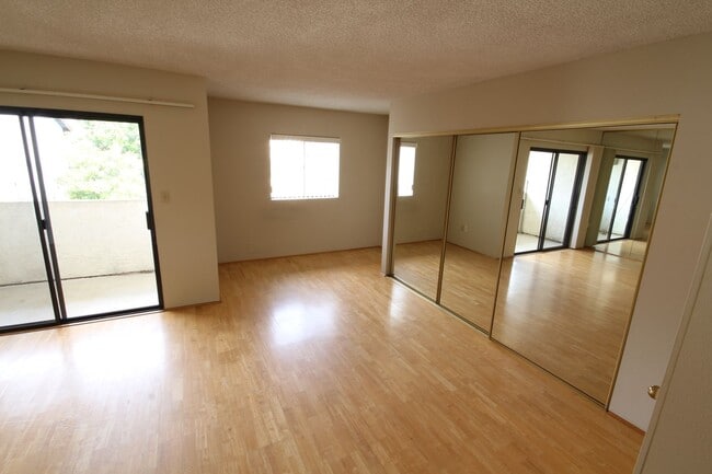 Building Photo - Super Spacious 2-Bedroom 2.5-Bathroom La Jolla UTC Townhome with 2-car garage