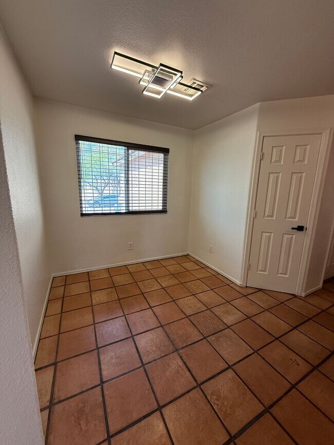 Building Photo - NEW CARPET! 3 Bed / 2 Bath Single Family H...