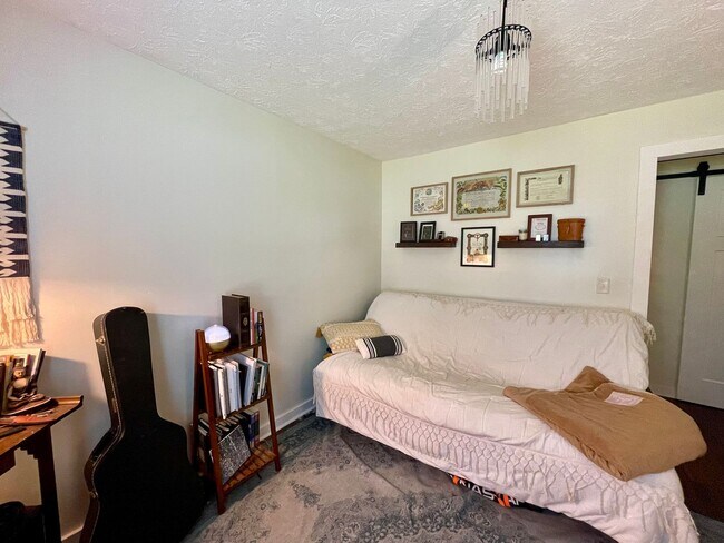 Building Photo - Beautiful newly renovated 3 bedroom 2 bath...