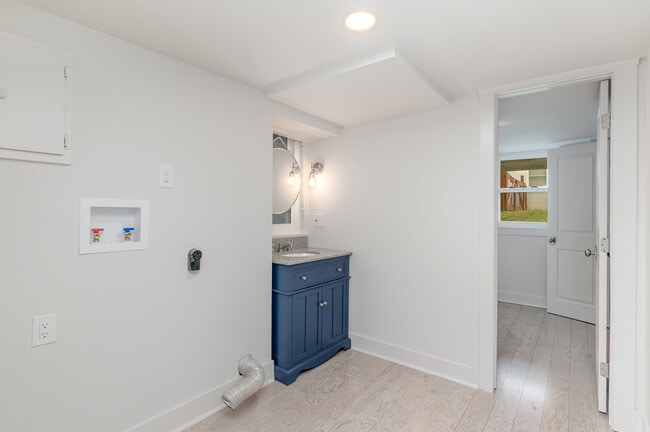 Building Photo - 828 Lemont Dr