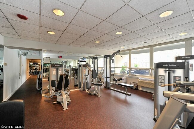 Building Photo - 111 E Chestnut St