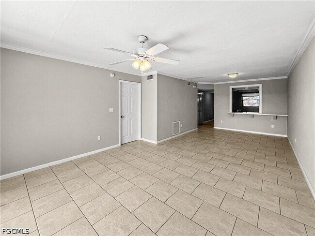 Building Photo - 4530 SW 10th Ave