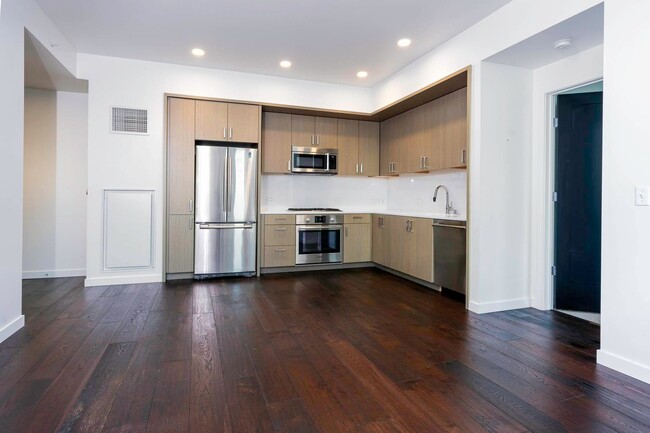 Building Photo - 1 bedroom, 3/4 bathroom luxury condo with ...