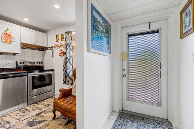 Building Photo - 1040 Country Club Dr