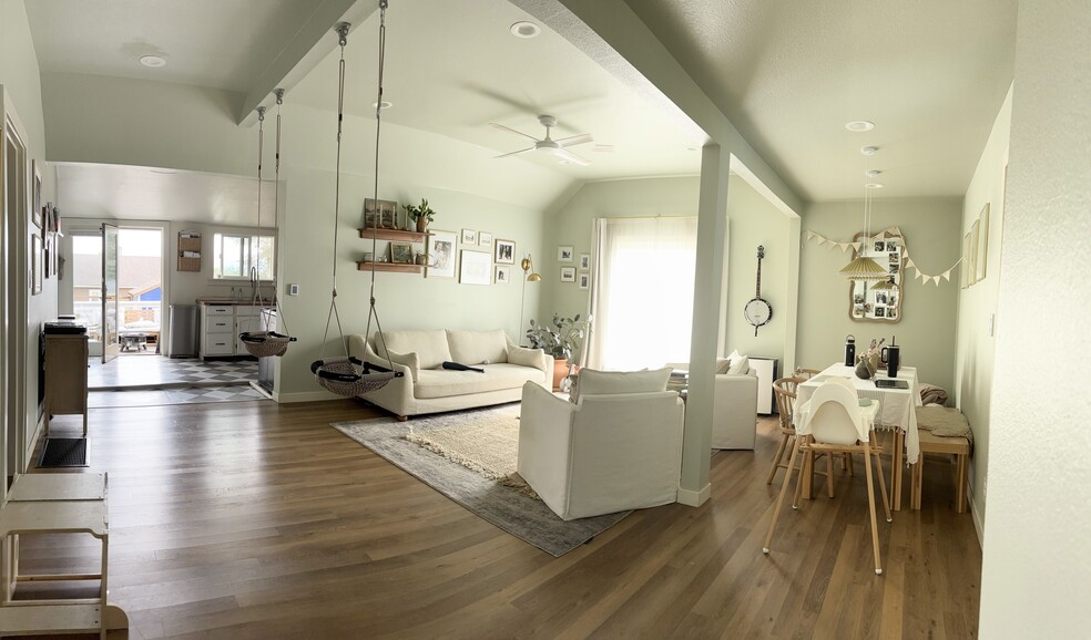 Living room/dining room - 614 E Grover St