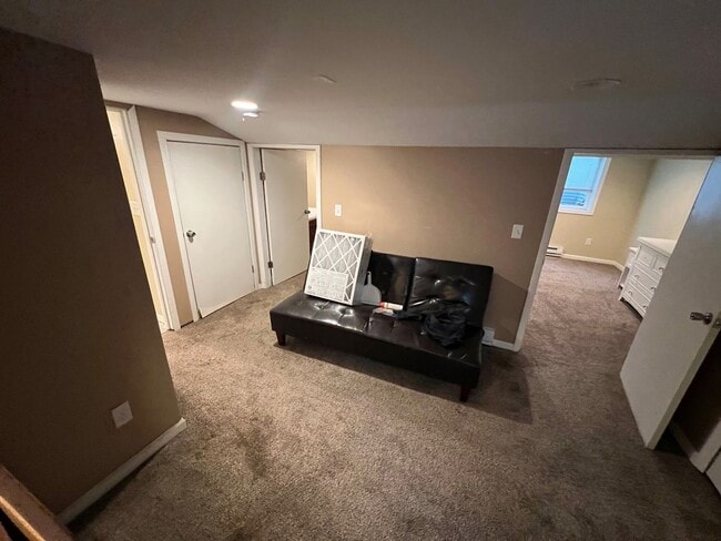 Building Photo - Spacious 5-Bedroom Home for Rent