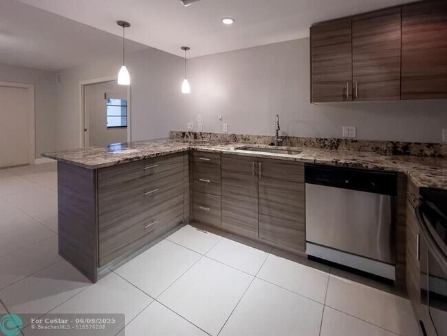 Building Photo - 64 Isle of Venice Dr