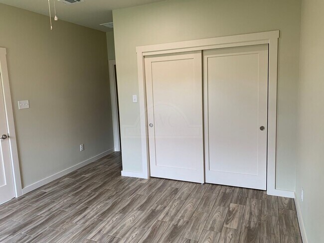 Building Photo - 5005 White Rose Dr