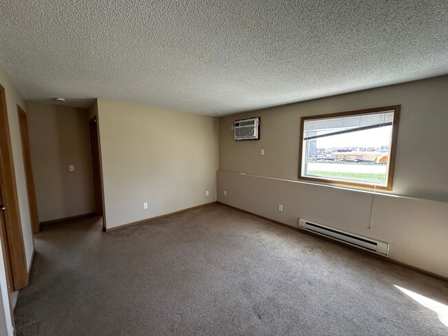 Building Photo - 2 Bed 1 Bath Apartment