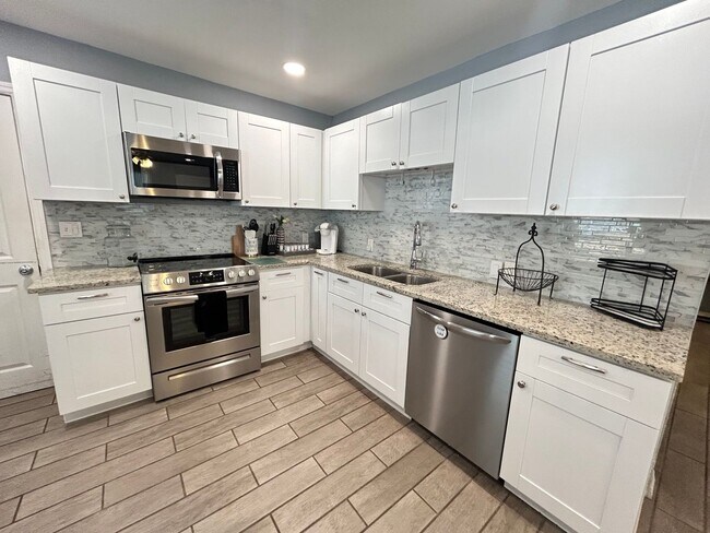 Building Photo - Beautifully Updated Furnished 2 Bed 1 Bath with Fenced Yard!