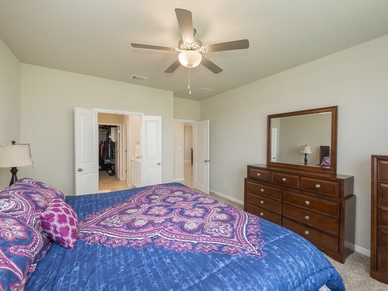 Building Photo - 120 Serpens St