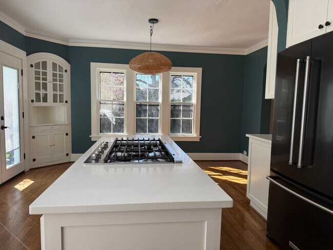 Building Photo - Charming historic home McMinnville 4 bed / 2.5 bath