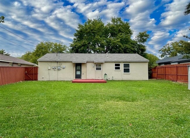Building Photo - 1404 Meadowcrest Dr