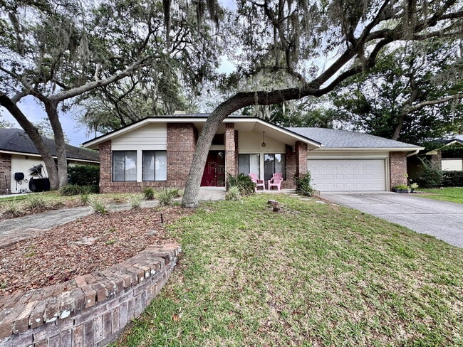 Building Photo - 721 Endeavour Dr S