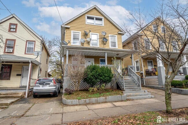 Building Photo - 377 Delavan St