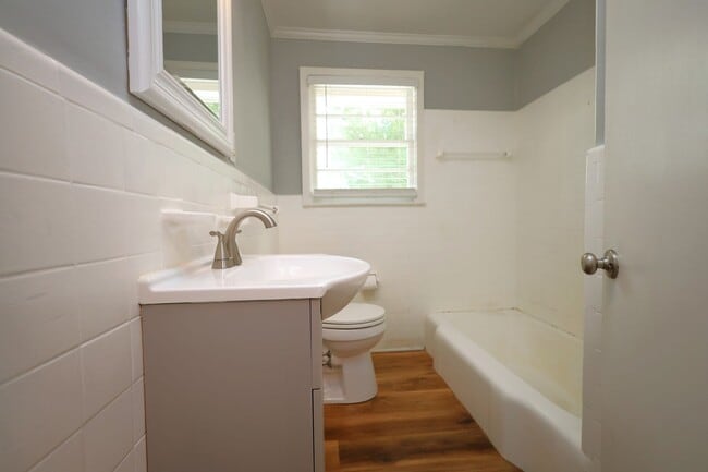Building Photo - 1709 Azalea Dr