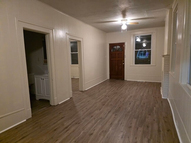 Building Photo - Updated 2 bedroom 1 bath house!