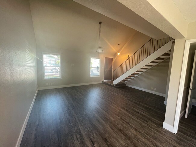 Building Photo - Completely Updated Roseville Townhouse available July 1st