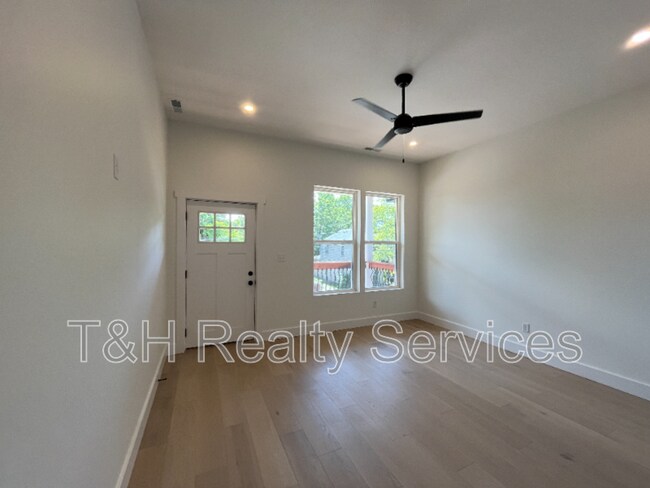 Building Photo - 930 Woodlawn Ave