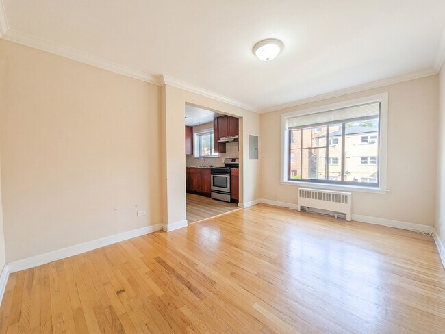 Building Photo - 2704 W Lunt Ave