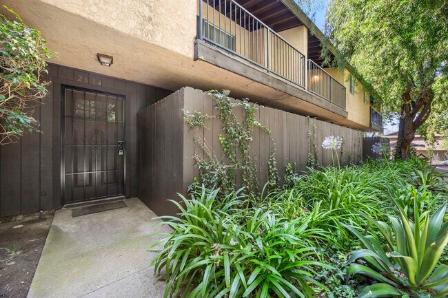 Building Photo - Spacious 2 Bedroom 2 Bathroom 3 Story Cond...