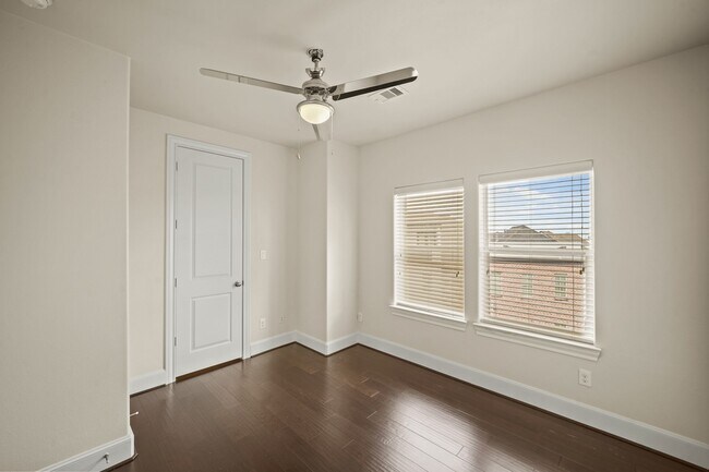 Building Photo - 2003 Covent Garden Station