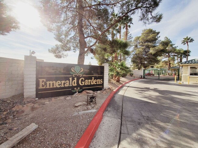 Building Photo - CUTE GATED 2BD/2BA CONDO IN LAS VEGAS!